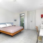 Aparthotel Anixis & 3*