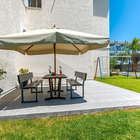 Aparthotel Anixis & 3*