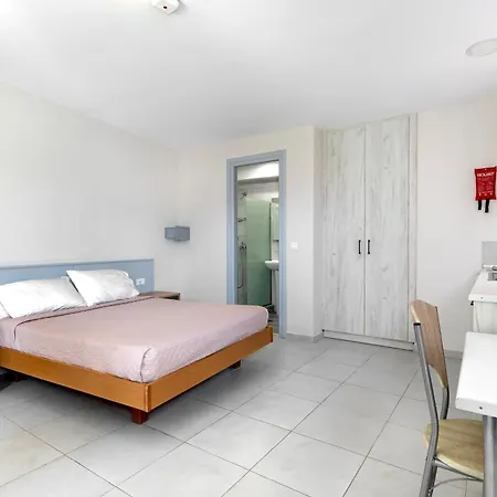Aparthotel Anixis & 3*