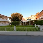 Aparthotel Anixis & 3*